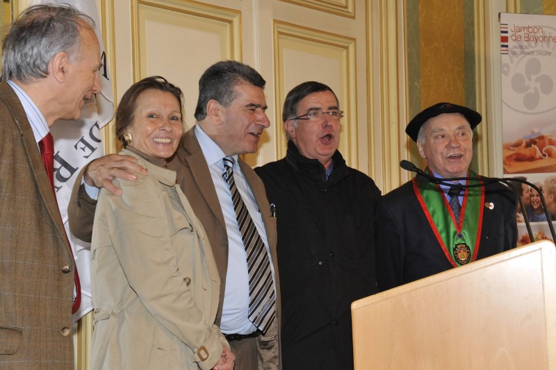  Présentation à la presse de la foire aux jambons de Bayonne le mardi 30 mars dans le grand salon de la mairie de Bayonne. Tout les présents chantent  en choeur "la marche du jambon de Bayonne". De gauche à droite: Bertrand ECOMARD  directeur du Consortium, Monique LARRAN-LANGE conseillère générale, Bernard DUPONT Président du Consortium et Conseiller général,  à la gauche de Michel,  René HARGOUS Grand Maître de la Confrèrie du jambon de Bayonne.