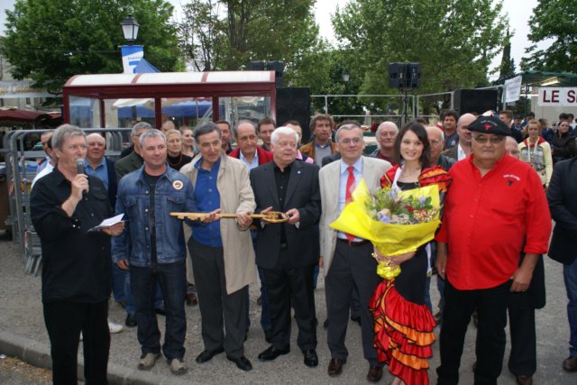 L'animateur PILOU (sosie de patrick SEBASTIEN,) RICOUNE, Mr le Maire d'Azille Philippe CHEVRIER, Mr le Député Maire de Carcassonne Jean Claude PEREZ, Miss Féria et Maurice SALLES Président.