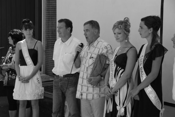 Michel chantant " L' Agur jaunak" à l'issue de la partie de pelote basque des fêtes de la madeleine de Mont de marsan  (entouré des miss Madeleine)