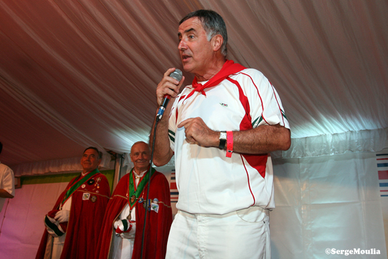 en tenue des fêtes de Bayonne, Michel s'exprime toujours en chansons.