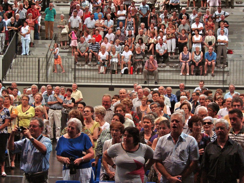 le public à l'unisson avec Michel