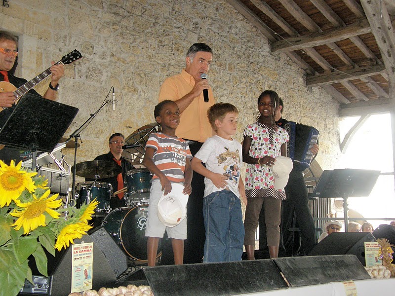 entouré d'enfants sur scène, un gala convivial et fraternel comme Michel sait le faire.