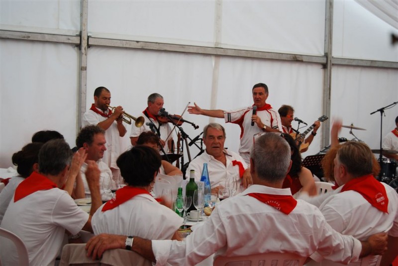 Michel accompagné par son orchestre au complet, anime le repas VIP qui suit la finale des Masters de Bayonne organisé avec toujours autant de succès par Jean Marie MAILHARO.