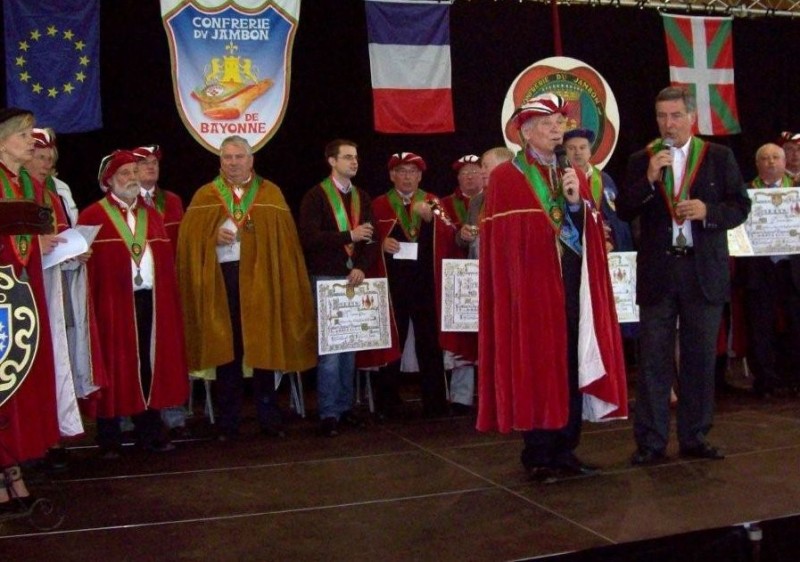 Michel chantant l'hymne du jambon de Bayonne en l'honneur  des 8 nouveaux intronisés en compagnie de René ARGOUS Grand Maitre de la Confrérie.