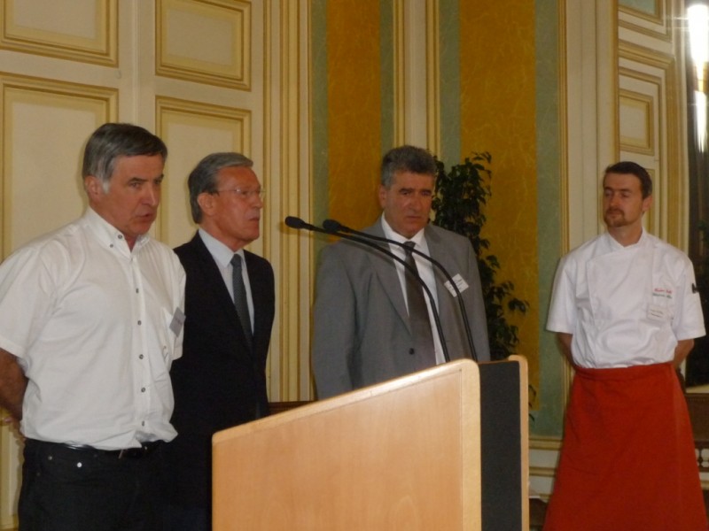 Chantant l'Agur Jaunak pour la présentation de la foire aux jambon dans la salle d'honneur de la mairie de Bayonne en présence de Mr le député maire Jean GRENET, Mr Bernard DUPONT président du consortium du jambon de Bayonne et Mr ISABAL de l'hotel ITHURRIA à Aïnhoa.