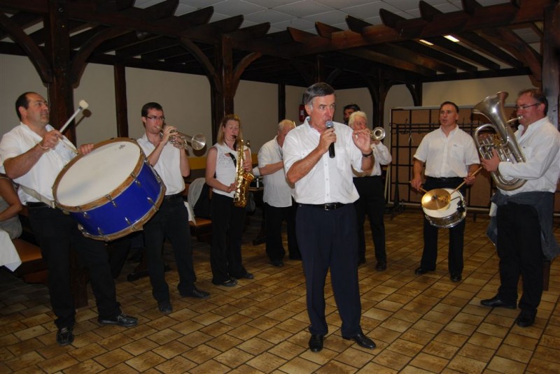 helette_1207 cerise sur le gâteau : un boeuf avec les musiciens de la Fête Dieu .