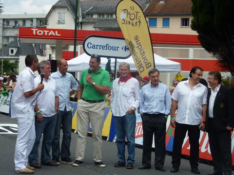 En direct sur Eurosport, Chantant " Montagnes Pyrénées" en cie de Philippe ROUGE THOMAS, Abdelatif BENAZZI, Michel HAUSER, Francis LAGLEYZE, et jean claude GAVOUX avant l'arrivée du tour de France à Lourdes.