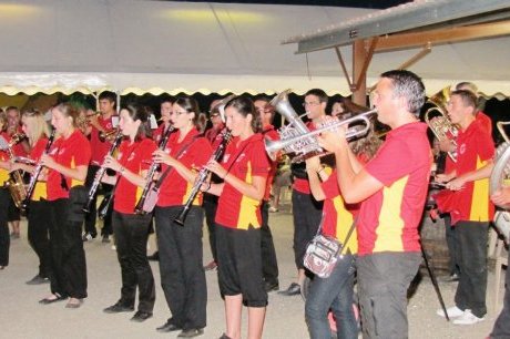 houeilleres480656_17572761_460x306 Dimanche soir, la banda Les Bundy's a dynamisé le public. photo dr