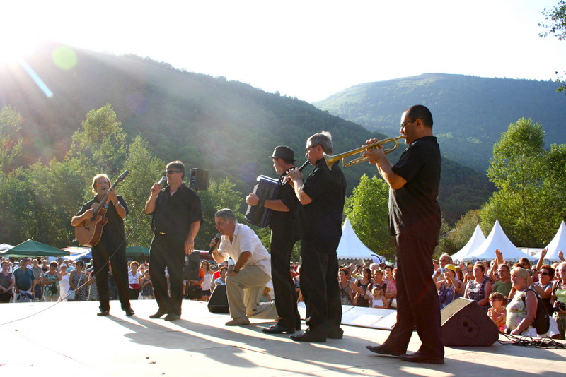 Chant de l'au revoir à LOUDENVIELLE  pour la 20ème foire aux traditions