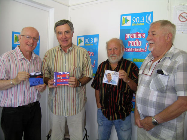 Jean Louis CALMEJANE, Président de la radio présentant le cd "BARBARIANS", Michel le cd du centenaire du Football Club Lourdais, Michel LAUNAY mon dernier cd : "A MON ETOILE " et Jean MACHET Directeur de la radio