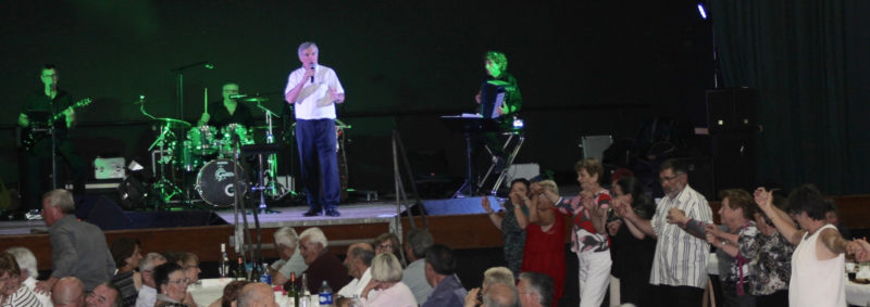 Michel accompagné de Didier, Jean Claude et Raymond a captivé, ému, conquis et enchanté ce public avec des refrains festifs, interprété avec sensibilité et générosité, prouvant à Roger MASSAT et Michel DUBOIS, responsables de l'association de belote Azilienne qu'ils avaient eu raison de confier cette soirée au talent, à l’expérience, à la gentillesse de Michel ETCHEVERRY. 