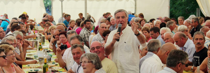 Dès 11 heures, le ton était donné lors de la messe en plein air, officiée par Jean François BALMARY, Diacre de la Vallée du Louron. Une dizaine de bergers venant de diverses régions du Sud de la France étaient félicités (avec remise de diplôme) pour leur travail, leur assiduité, leur fidélité à la Vallée puisque cela fait plusieurs années qu'ils ramènent leur troupeau dans cette vallée.