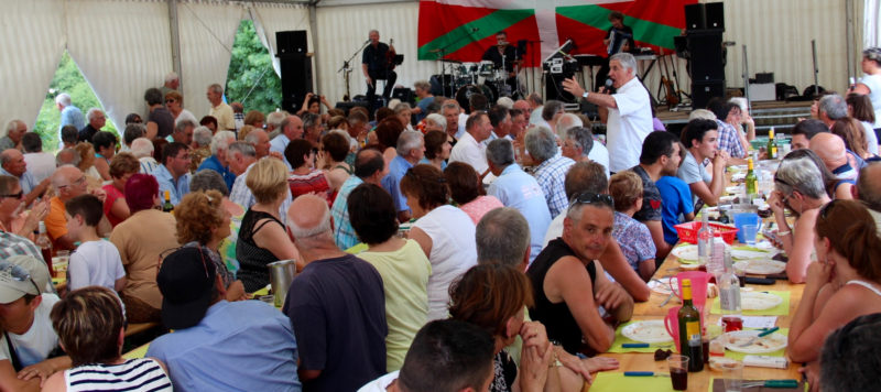 Michel ETCHEVERRY et son orchestre finissaient d'illuminer cette journée avec des refrains dignes du lieu avec Pyrénées si belles, Le Refuge, Pour son Pays, etc... et c'est un public debout en parfaite communion avec Michel qui reprenait Montagne Pyrénées, ou en duo avec le Diacre Dios Te Salve Maria (photo 1962) pour terminer avec émotion et ferveur par Liberté chérie. Le public unanime applaudissait et remerciait Michel pour sa simplicité, sa gentillesse, son talent et ces moments de bonheur, d'Amitié et de complicité. 