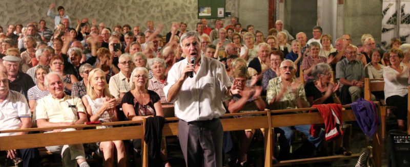 Osmose parfaite entre le public et ce grand artiste qu'est Michel ETCHEVERRY, né à Hélette, fier de ses racines, de ses traditions et de son pays. C'est donc tout naturellement que l'on se sépara (à regret) au son de Liberté chérie  qui résonna dans l'église Ste Trinité de Capvern  reprise avec fougue, ferveur et espérance. Que du Bonheur ! ! Un GRAND MERCI, à toi Michel.  