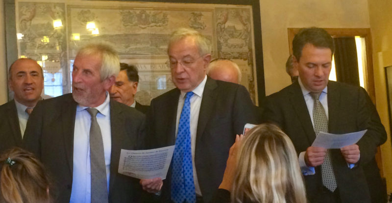  la chorale qui accompagne Michel, on reconnaît Jean pierre RAYNAUD, vice Président de la région Nouvelle Aquitaine, Alain LAMASSOURE, Député européen, et Peïo ETCHELECU Directeur de la fromagerie AGOUR de Hélette. Grand Moment !!